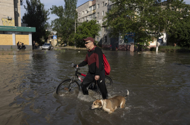 Ukrajinci aj Rusi spustili vyšetrovanie zničenia Kachovskej priehrady, evakuáciu ľudí sťažuje ruské ostreľovanie