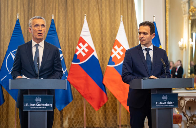 NATO nechce zasahovať do kampane na Slovensku, reagoval Stoltenberg na Smer a Ódor hystériu nechápe