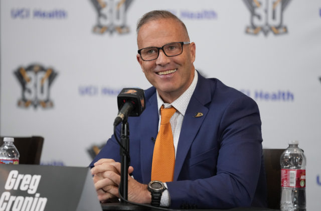 Pavol Regenda bude mať v nasledujúcej sezóne nového trénera, Anaheim Ducks povedie Greg Cronin