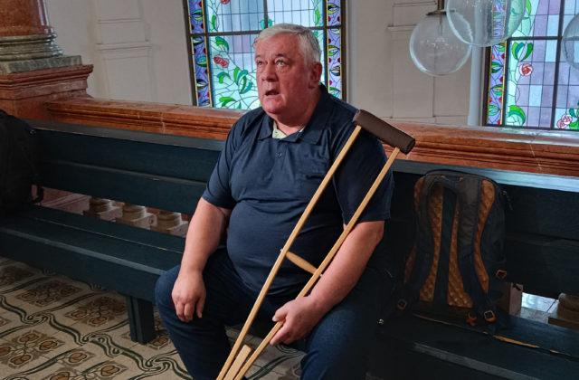 Slota prišiel na súd s barlou. Nechápe vyhrážkam, že živý z basy nevyjde