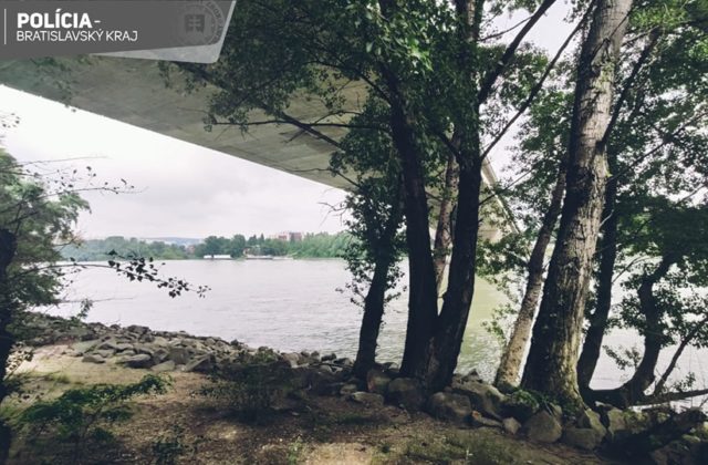 Polícia našla pod mostom Lanfranconi nehybné telo muža