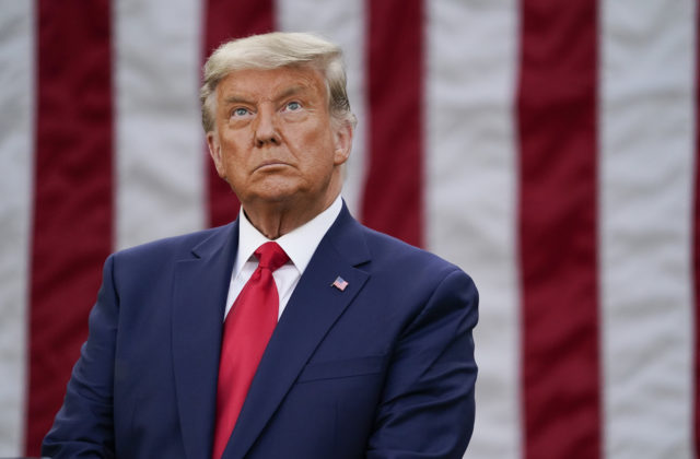 Exprezident Trump bol obvinený pre zaobchádzanie s tajnými dokumentmi, vpísal sa tak do dejín