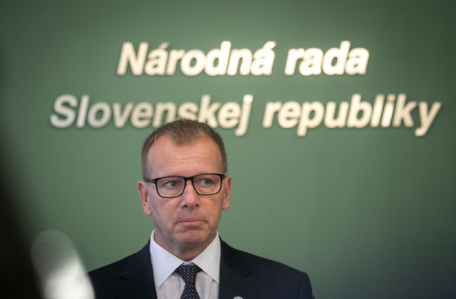 Fico nemá dostatok chochmesu na zrušenie potvrdení o zotrvaní pre migrantov, tvrdí Kollár