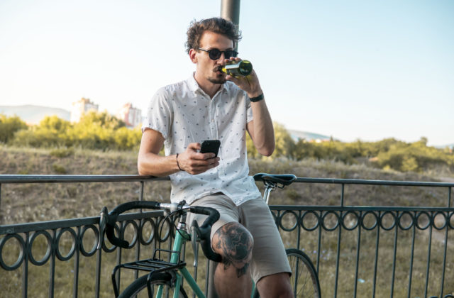 Policajná akcia „Buď rozumný“ zameraná na alkohol pokračuje. Cyklisti za zodpovednosť môžu dostať nealko pivo či radler