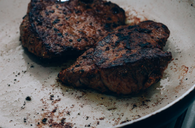 Problémy nám v lete môžu spôsobiť surové, ale aj pripálené jedlá