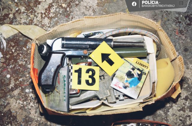 Dôchodca sa postrelil pri čistení podomácky vyrobenej zbrane, doma mal aj poriadnu „zbierku“ nelegálnej munície (foto)