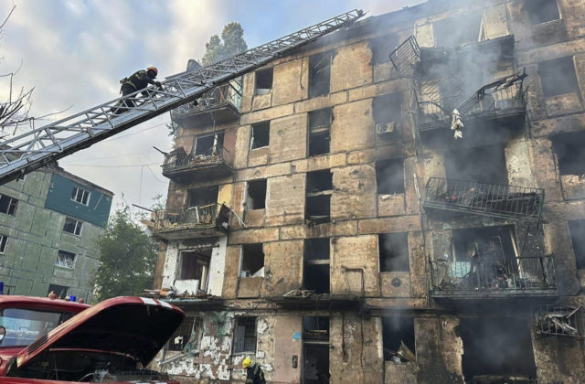 Ruské raketomety zranili civilistov, zasiahli administratívnu budovu (foto)