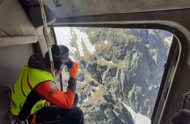 Muž spadol z výšky niekoľko stoviek metrov, našli ho v Gerlachovských spádoch