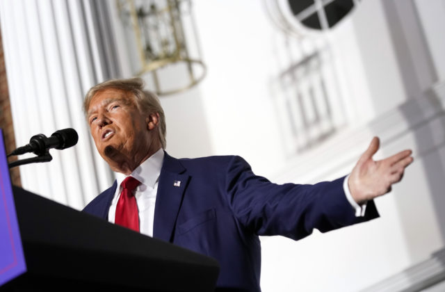 Trump chce náhradu vojenskej pomoci, trúfa si aj na uzmierenie Ukrajiny s Ruskom