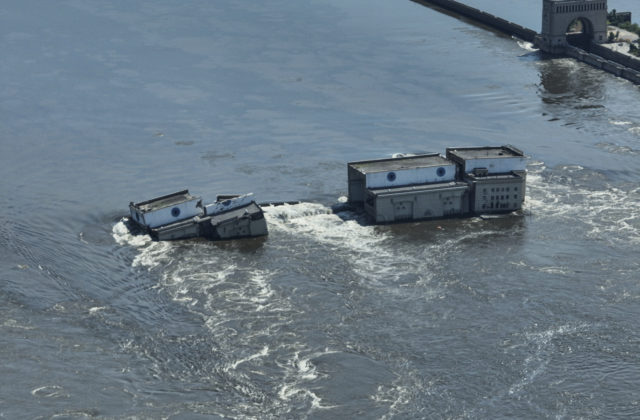 Zničenie Kachovky podľa expertov veľmi pravdepodobne spôsobili Rusi, na jej kritických miestach uložili výbušniny