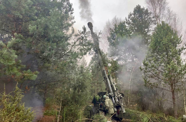 Rusi spustili delostreleckú paľbu na Cherson, počas ktorej sa zranilo najmenej 23 ľudí, útok poškodil aj škôlku