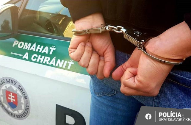 Agresívny muž napadol v Stupave niekoľkých policajtov, pokračoval aj po zadržaní