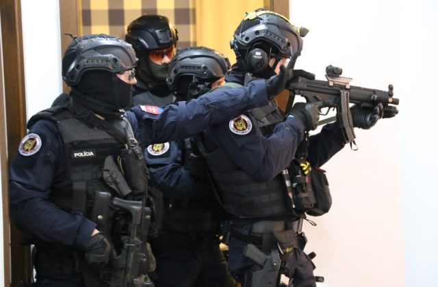 NAKA zadržala muža z Leopoldova, doma mal výbušniny a na internete opísal svoj smrtiaci plán