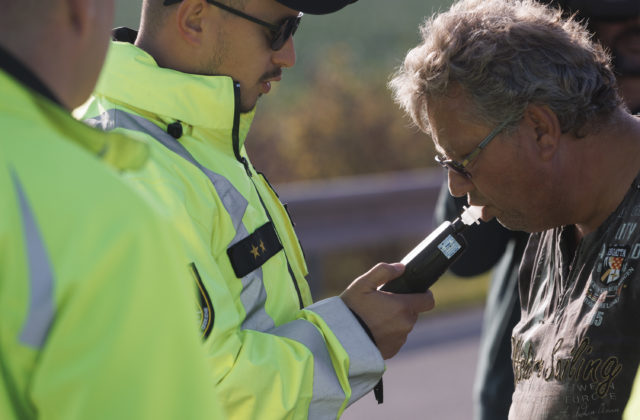 Vodič autobusu „nebol rozumný“, chytili ho policajti a nafúkal skoro jedno promile