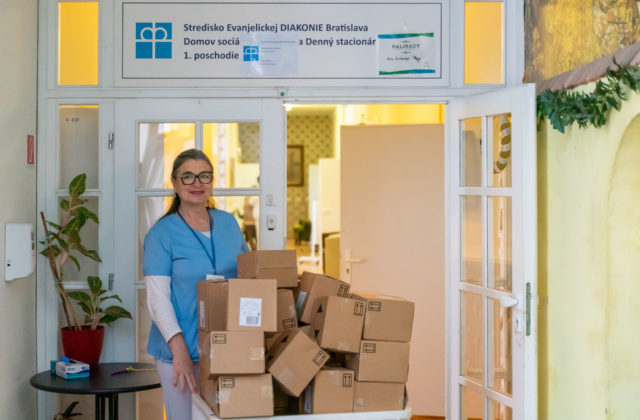 Spoločnosť Henkel Slovensko poskytla materiálnu pomoc najzraniteľnejšej skupine obyvateľstva – seniorom