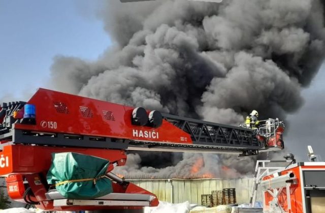 V Rovinke horí sklad s polyetylénom, na mieste je takmer 60 hasičov (foto)