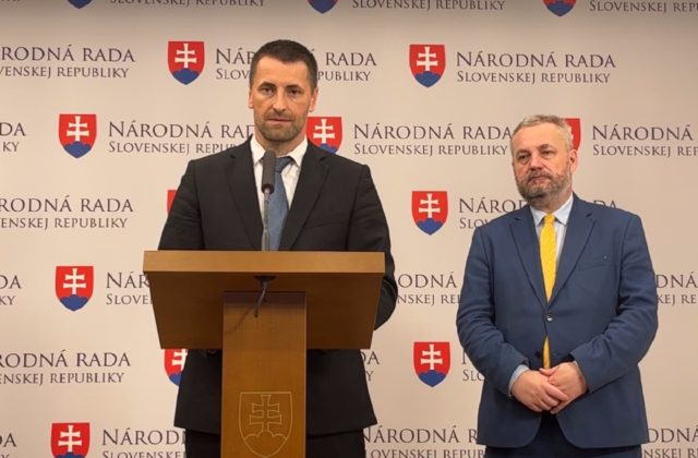 Takéto niečo by si nedovolili ani Mečiar, Fico a Danko. Saskári upozorňujú na ohýbanie legislatívneho procesu (video)