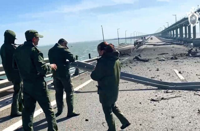 Rusko civilistom odporúča dovolenkovať na Kryme, tankovať a ísť na toaletu treba však ešte pred odchodom