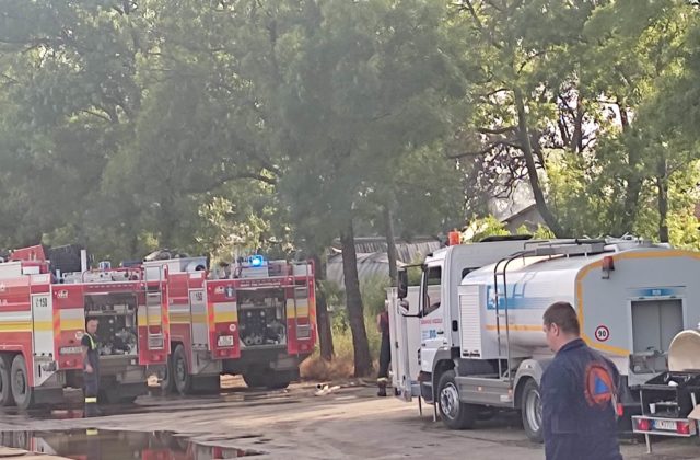 Hasiči už lokalizovali požiar v Rovinke a vykonávajú likvidačné práce (video+foto)