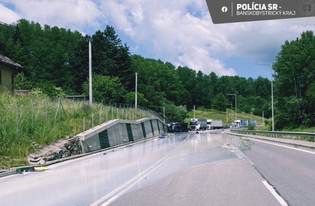 Opitý vodič nákladiaku havaroval pri Kremnici, s prevráteným prívesom však šoféroval ďalej (foto)