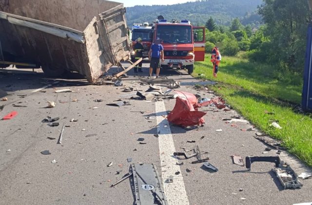 V Krásne nad Kysucou sa zrazili dva nákladiaky, cesta je neprejazdná (foto)