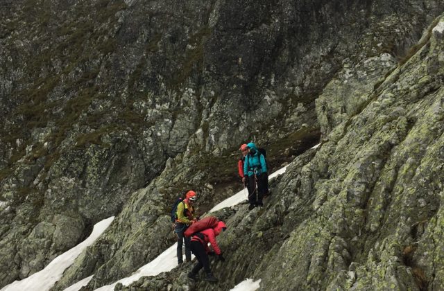 Poľskí turisti uviazli vo Vysokých Tatrách, záchranári museli požiadať aj Letku Ministerstva vnútra (video+foto)