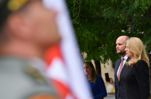 Obvinený z vyhrážok Čaputovej a Naďovi ostane stíhaný na slobode, súd zároveň Petrovi zrušil aj niektoré obmedzenia