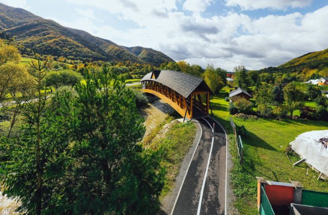 Zo Žiliny do Terchovej sa dá na bicykli dostať po 23-kilometrovej cyklotrase, je unikátna sústavou premostení