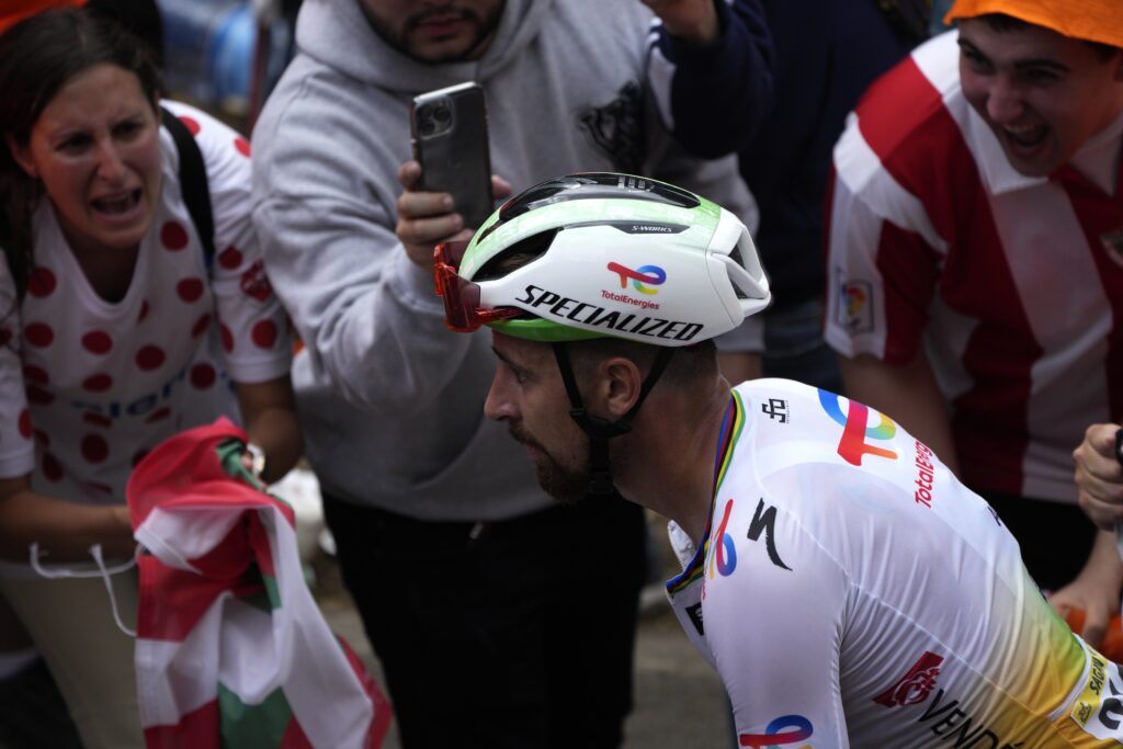 Sagan má za sebou veľmi náročnú úvodnú etapu Tour de France 2023, ovládli ju bratia Yatesovci