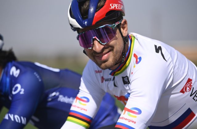 Sagan bodoval na prémii a skončil mimo prvej stovky, líder Tour de France 2023 sa nezmenil (video)