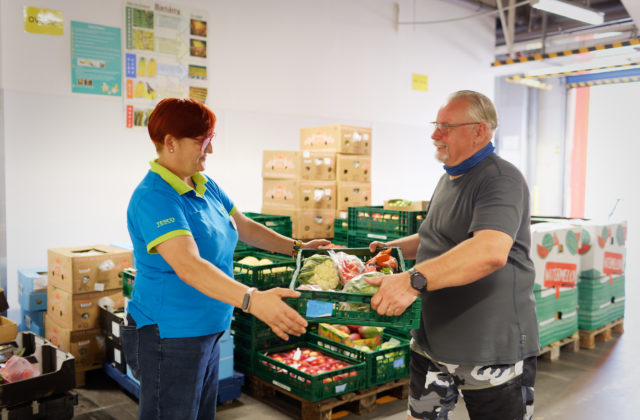 Tesco už siedmy rok znižuje plytvanie potravinami, reťazec ľuďom v núdzi vlani daroval 9 miliónov porcií jedla