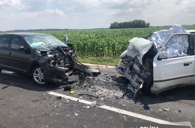 Do cesty mu vbehla srna, čelnú zrážku jeden z vodičov neprežil a druhý bojuje o život (foto)