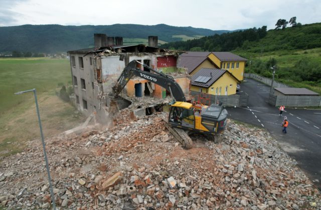 Asanácia bytovky v Pečovskej Novej Vsi prebehla úspešne, „prilepenú“ kaplnku sa podarilo zachrániť (foto)