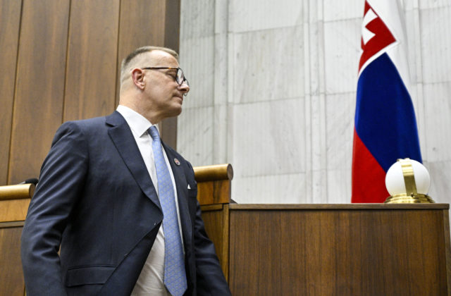 Predseda parlamentu Kollár má na mimoriadnej schôdzi čeliť odvolávaniu, ďalší pokus bude v stredu