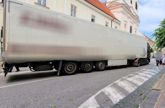 Kamionista vošiel do historického centra Trnavy a narazil do auta, budovy aj stromu