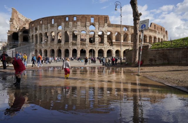 Muž, ktorý ryl na Koloseum, nevedel o veku pamiatky, za jej poškodenie mu hrozí vysoká pokuta a trest odňatia slobody