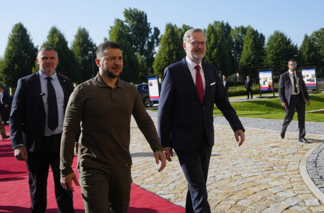 Česko pomôže Ukrajine s výcvikom pilotov pre stíhačky F-16 a poskytne aj bojové vrtuľníky, potvrdil Fiala