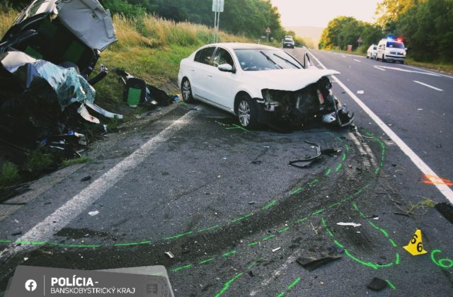 Čelná zrážka Volkswagenu a Škody Fabia pri obci Podkriváň si vyžiadala dve obete (foto)