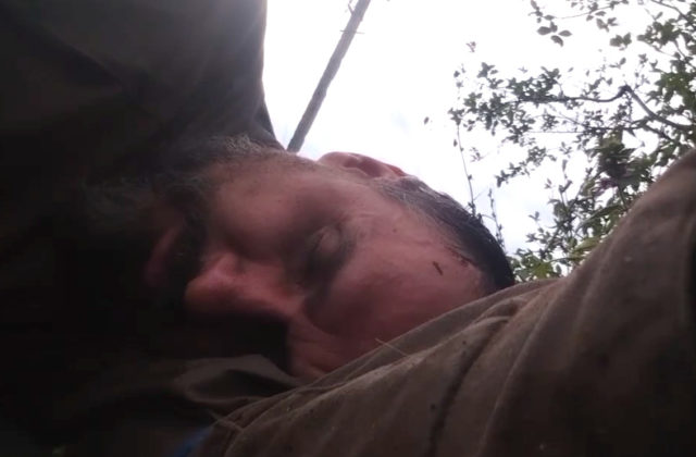 Známy ukrajinský režisér utrpel počas bojov v prvej línii otras mozgu (video)