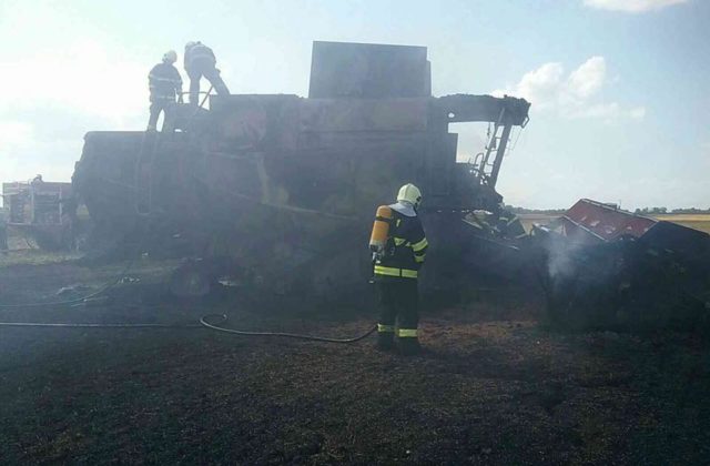 Požiar obilného poľa neďaleko obce Večelkov ohrozuje aj okolité domy, na mieste zasahujú záchranné zložky