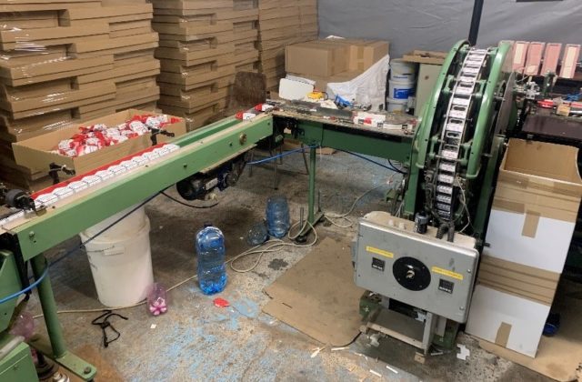 Kriminalisti finančnej správy rozložili medzinárodný gang, ktorý na východe Slovenska nelegálne vyrábal cigarety