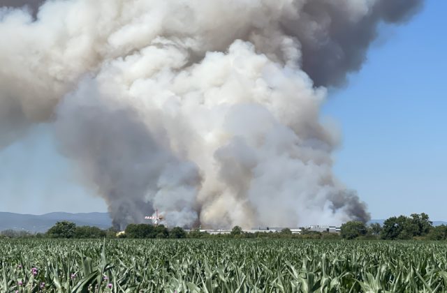 V okolí jazera Zelená voda zasahujú hasiči, obyvateľov vyzývajú neotvárať okná (video+foto)