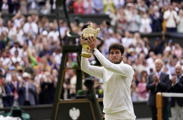 Djokovič ďalší titul nepridal, päťsetové finále Wimbledonu vyhral Alcaraz (video)
