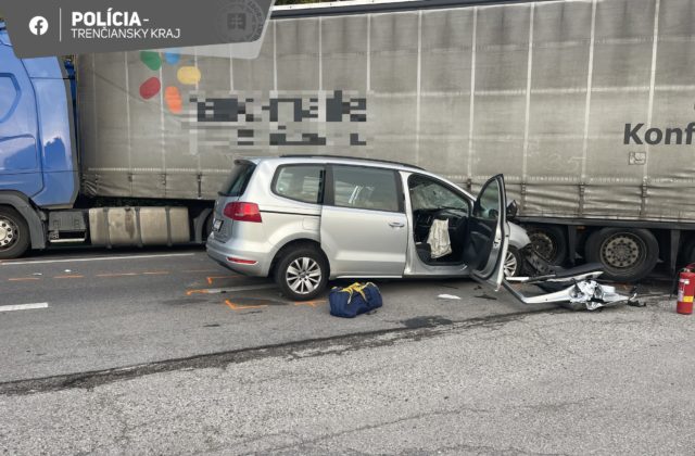 Kamionista nedal prednosť pri výjazde z parkoviska, vodič osobného auta zrážku neprežil (foto)