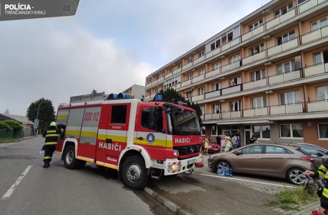 Požiar v jednom z dubnických bytových domov neprežil 50-ročný muž, evakuovali desiatky ľudí (foto)