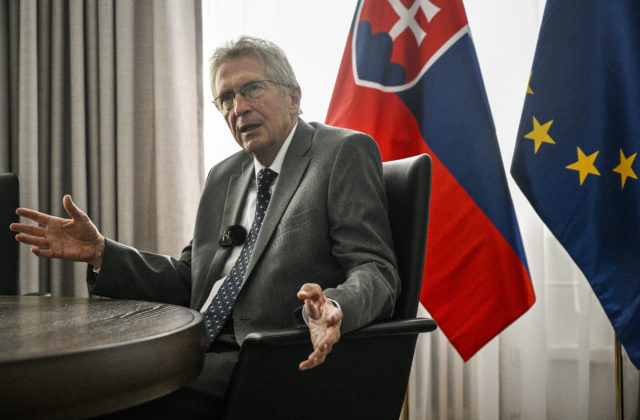 Odvolanie Šimka je podľa politológa zbytočné, ministerstvo aj tak len „kúri a svieti“