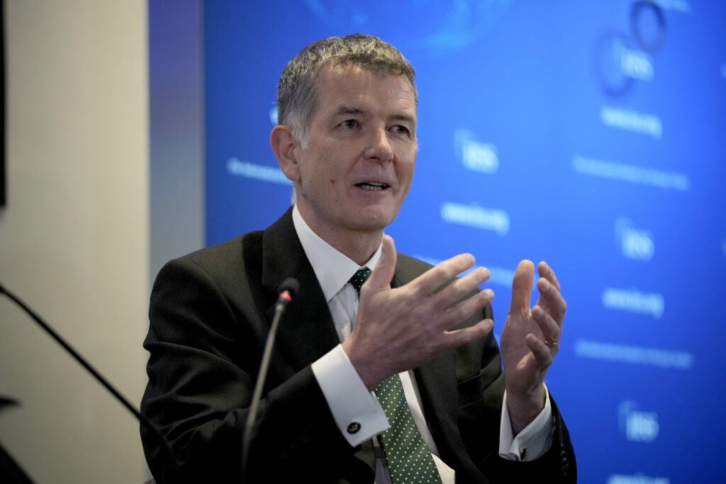 Šéf britskej MI6 tvrdí, že jeho špióni s použitím umelej inteligencie brzdia dodávky zbraní Rusku