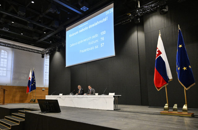 Smer inicioval až dve mimoriadne schôdze, poslanci však neotvorili ani jednu (naživo)