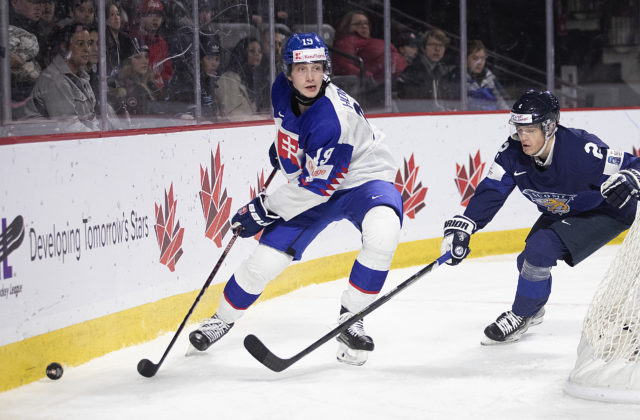 Samuel Honzek by čoskoro mohol zabojovať o svoje miesto v tíme Calgary Flames, myslí si odborník