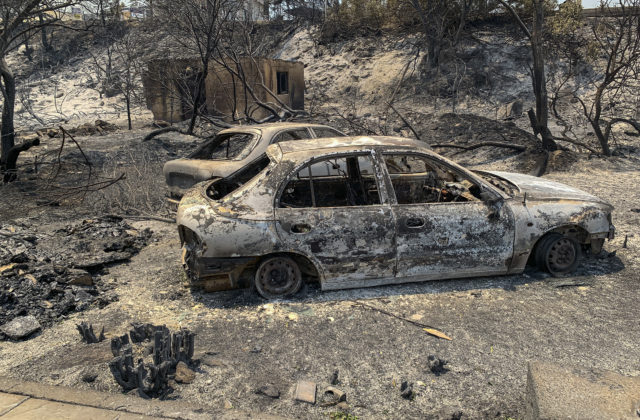 Po ostrove Rodos nariadili pre lesné požiare evakuácie aj na Korfu (foto)